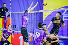 突发恶疾？格林不满判罚现场表演空气拳